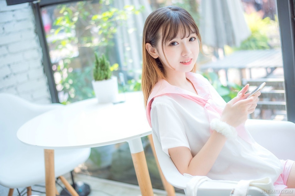 与此同时，远在襄阳的诸葛亮也收到了刘备撤兵回荆州的消息，心中彻底松了口气。